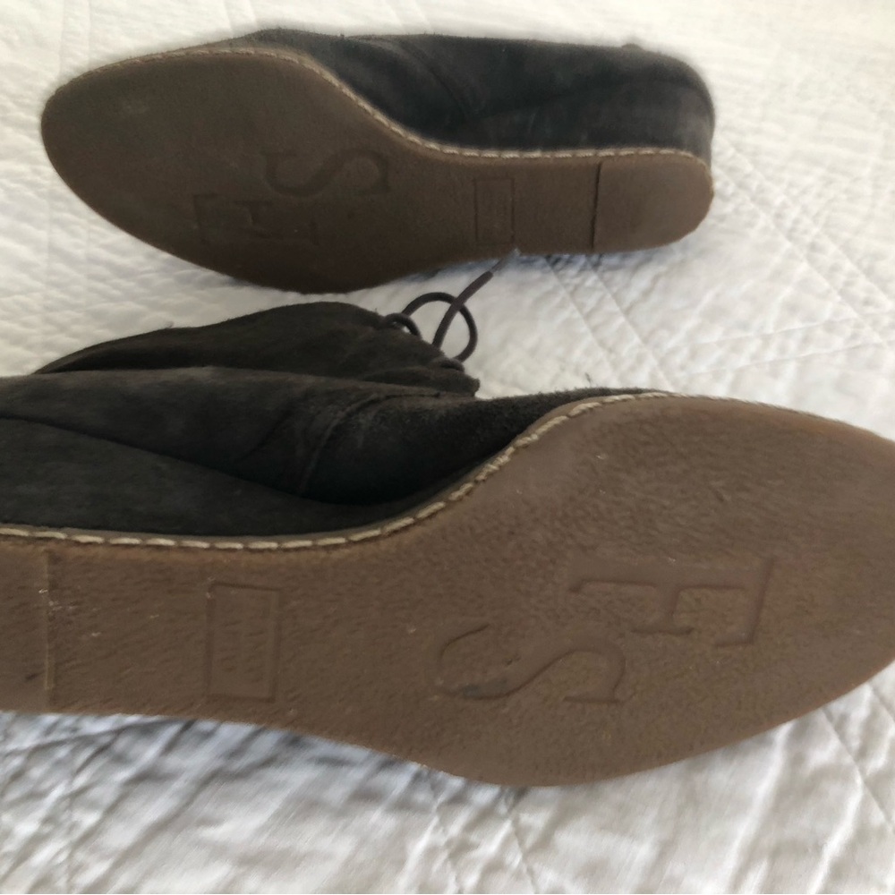 Great condition Franco Sarto Women’s Sz 9 Gray Suede Wedge Heel Lace-Up Booties - Picture 10 of 12